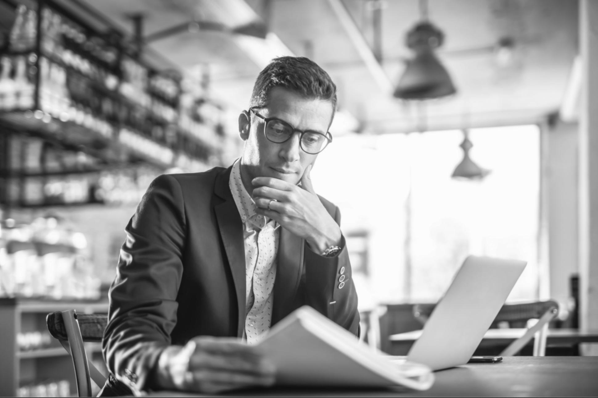 Budgetplanung Arbeitsbereich mit Unterlagen